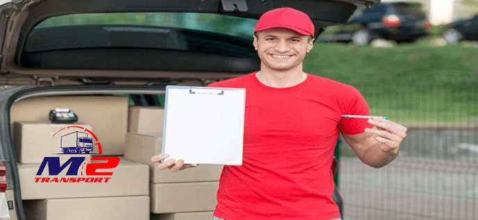 Un employer de déménagement avec un formulaire à remplir